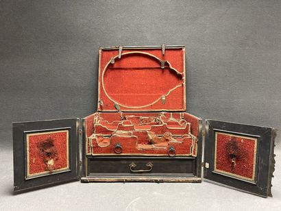 Coffret de voyage XVII°
Bois et ferronneries,...