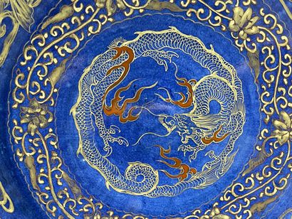Grand plat à décor de dragons et poissons...