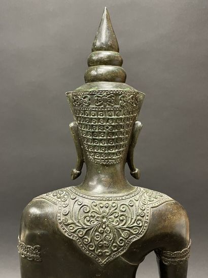 Bouddha au beau visage souriant, les yeux...