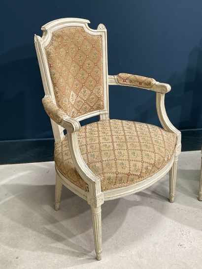 Paire de fauteuils en bois sculpté laqué.
Epoque...