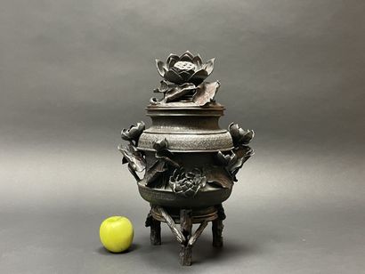 Vase couvert en bronze patiné à décor en...