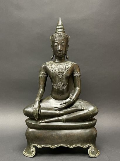 Bouddha au beau visage souriant, les yeux...