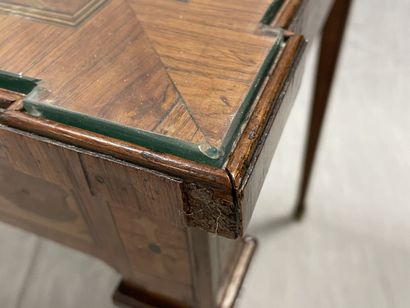 Table de salon marquetée
Style Louis XVI...