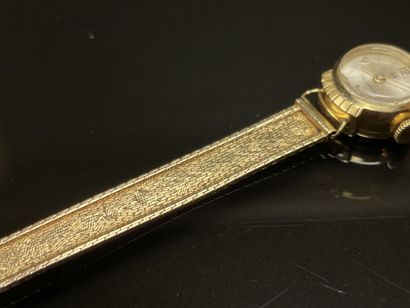 LIP Montre bracelet de dame en or. 750°/00.
Cadran:...