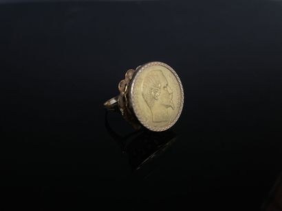 * Bague en or, sertie d'une pièce en 20 francs...
