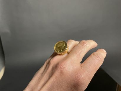 * Bague en or, sertie d'une pièce en 20 francs...
