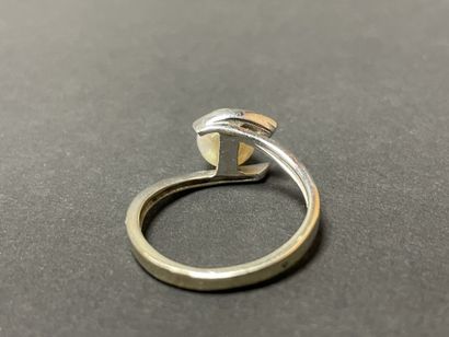 Bague en or gris, sertie d'une perle de culture...