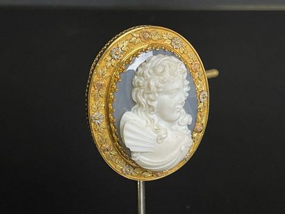 Importante broche en or, sertie d'un camée...