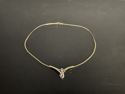 Collier en or, au centre, volute rigide sertie...