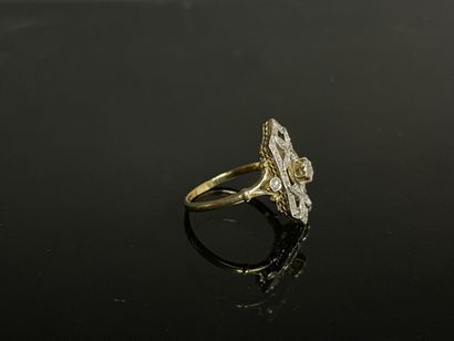 Bague en or , plateau ajouré serti de petits...