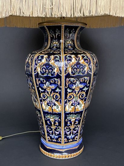 GIEN Grande lampe en faience, décor Renaissance...