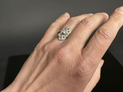 Bague en or , plateau ajouré serti de petits...