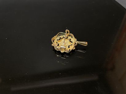 Pendentif-broche en or à décor d'étoile et...