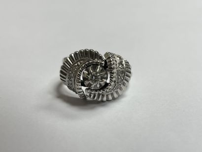 Bague en or gris sertie de petits diamants.
Or...