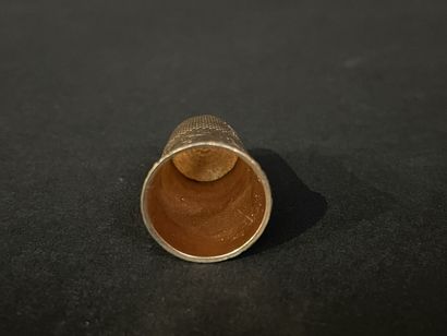 Dé en or. 
Or 750°/00.
H. :2,2 cm. 
Poids:...