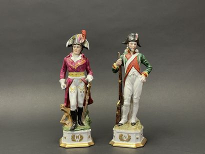 Deux figurines en porcelaine émaillée polychrome....