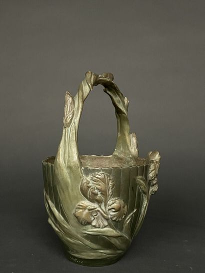 Alexandre VIBERT (1847-1909). 
Panier à décor...