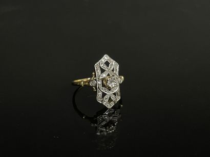 Bague en or , plateau ajouré serti de petits...