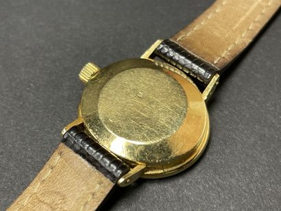 OMEGA Montre de dame, cadran ovale en or.
Or...