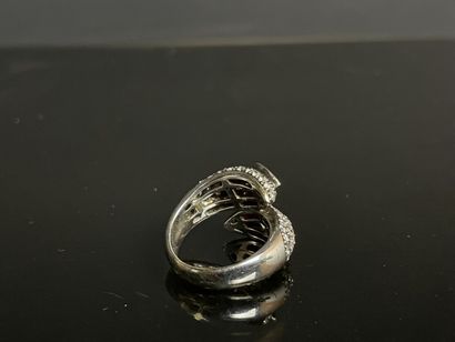 Bague serpent en or gris, pavée de diamants,...
