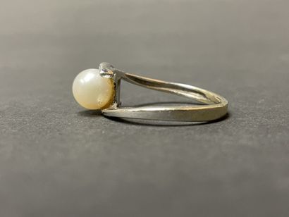 Bague en or gris, sertie d'une perle de culture...