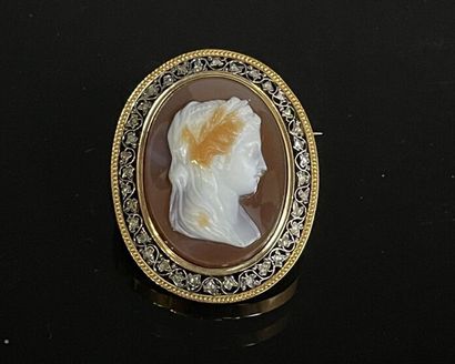 Broche en or sertie d'un camée en agate,...