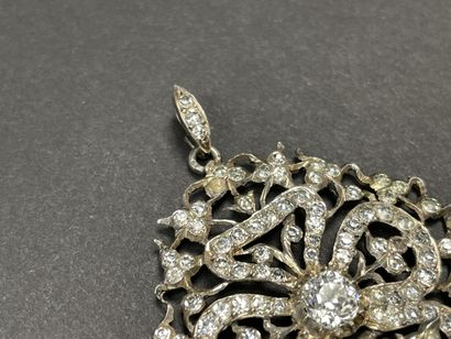 Pendentif girondole en argent et pierre blanche....