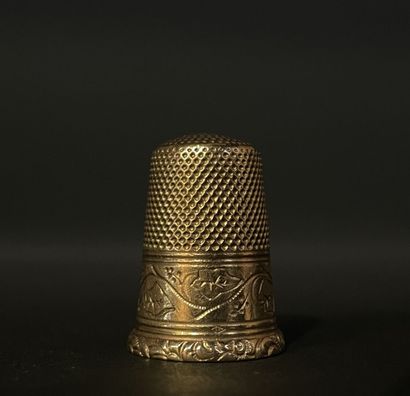 Dé en or. 
Or 750°/00.
H. :2,2 cm. 
Poids:...