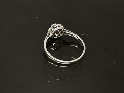 Solitaire en platine, serti d'un diamant...