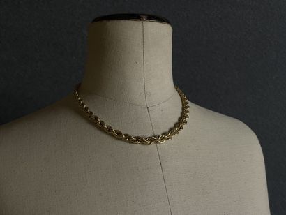 Collier maille torsadée en chute.
Or 750°/00.
L:...