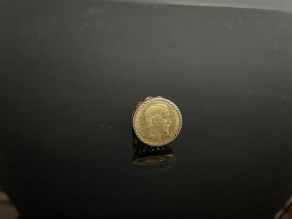 * Bague en or, sertie d'une pièce en 20 francs...