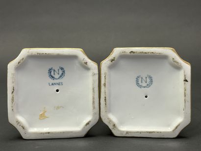 Deux figurines en porcelaine émaillée polychrome....