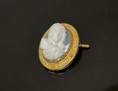 Importante broche en or, sertie d'un camée...