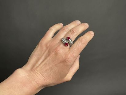 Bague serpent en or gris, pavée de diamants,...