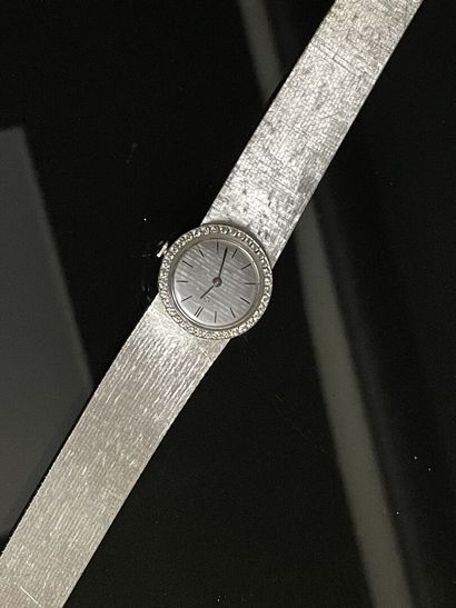 Montre en or gris , cadran serti de diamants.
Or...