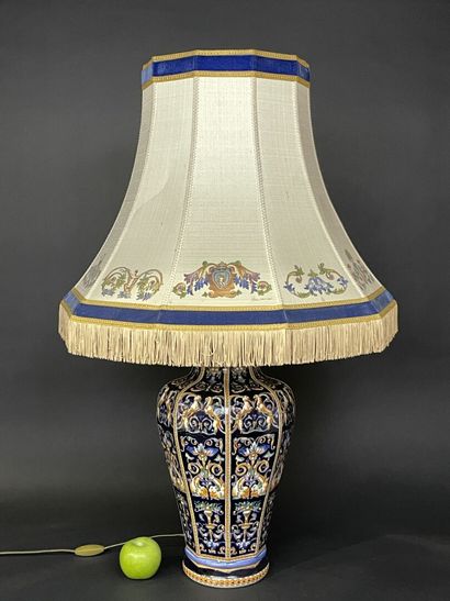 GIEN Grande lampe en faience, décor Renaissance...