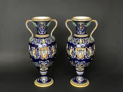 GIEN Milieu XX°
Paire de grands vases à anses...