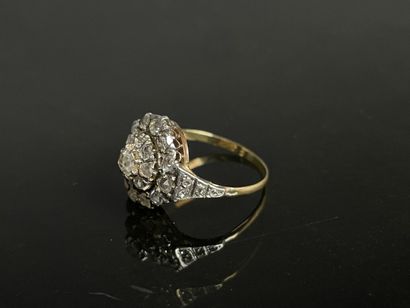 Bague marguerie en or et pavage de diamants...