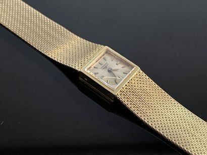 LONGINES Montre de dame en or , cadran carré.
Or...