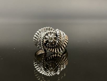 Bague en or gris sertie de petits diamants.
Or...