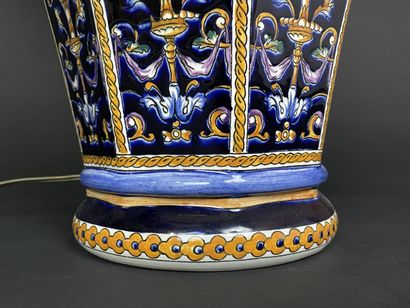 GIEN Grande lampe en faience, décor Renaissance...