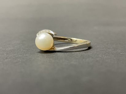 Bague en or gris, sertie d'une perle de culture...