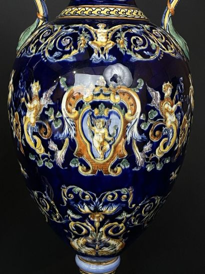 GIEN Milieu XX°
Paire de grands vases à anses...