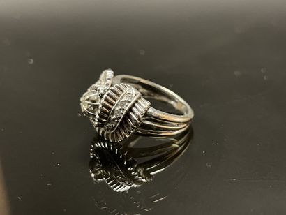 Bague en or gris sertie de petits diamants.
Or...