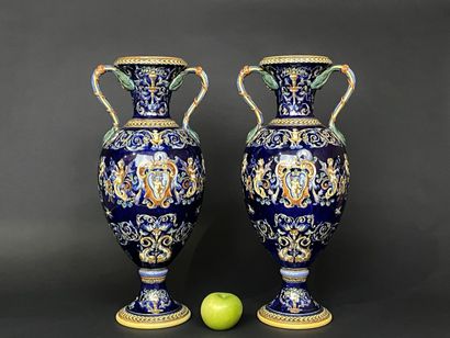 GIEN Milieu XX°
Paire de grands vases à anses...