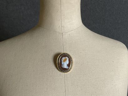 Broche en or sertie d'un camée en agate,...