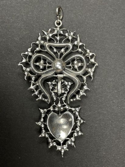 Pendentif girondole en argent et pierre blanche....