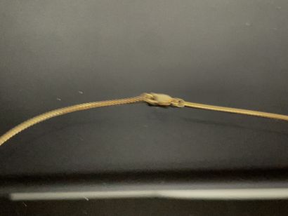 Collier en or, au centre, volute rigide sertie...