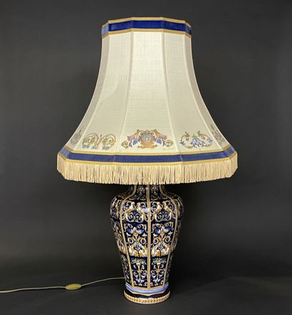 GIEN Grande lampe en faience, décor Renaissance...