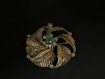 Broche ronde en or jaune, émeraude centrale...